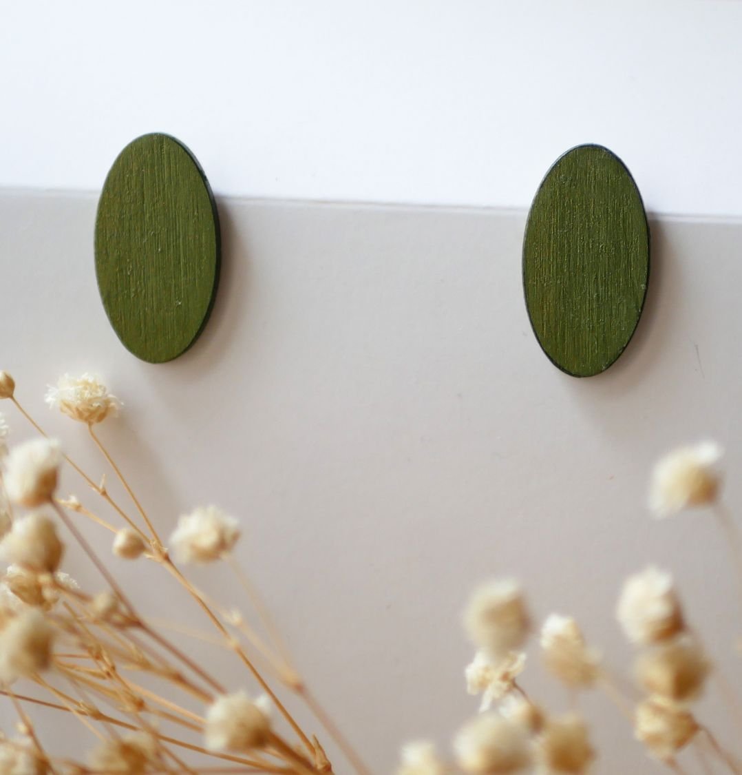 Puces d'oreilles ovales en bois peint en duo de verts effet métalisé