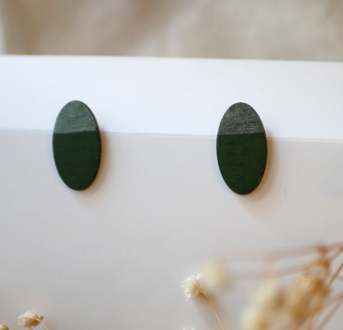 Puces d'oreilles ovales en bois peint en duo vert et gris effet métallisé