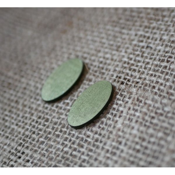Puces d'oreilles ovales en bois peint en duo de verts effet m&eacute;talis&eacute;