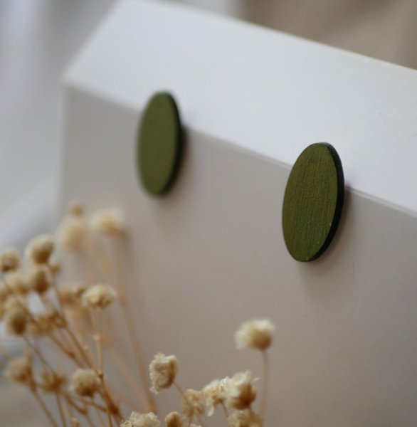 Puces d'oreilles ovales en bois peint en duo de verts effet m&eacute;talis&eacute;