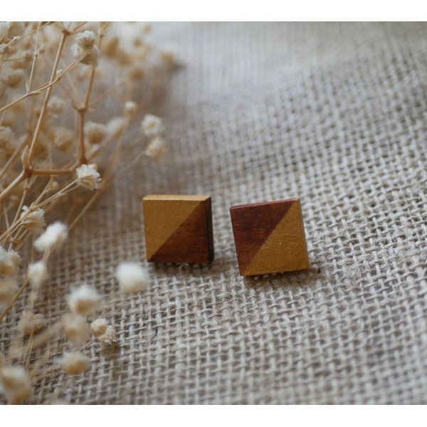 Puces d'oreilles rond en bois de merisier peints en dor&eacute;