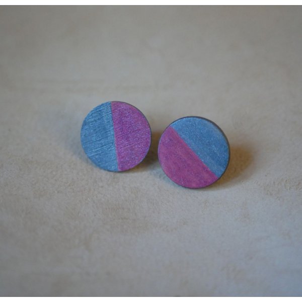Puces d'oreilles rond en bois peint en duo gris et fuchsia effet m&eacute;tallis&eacute;