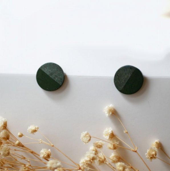 Puces d'oreilles rond en bois peint vert foncé et gris effet métallisé