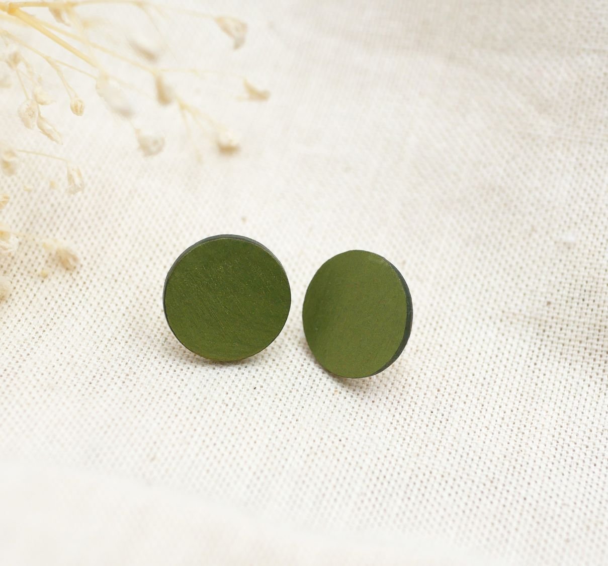 Puces d'oreilles rond en bois peint en vert effet métallisé