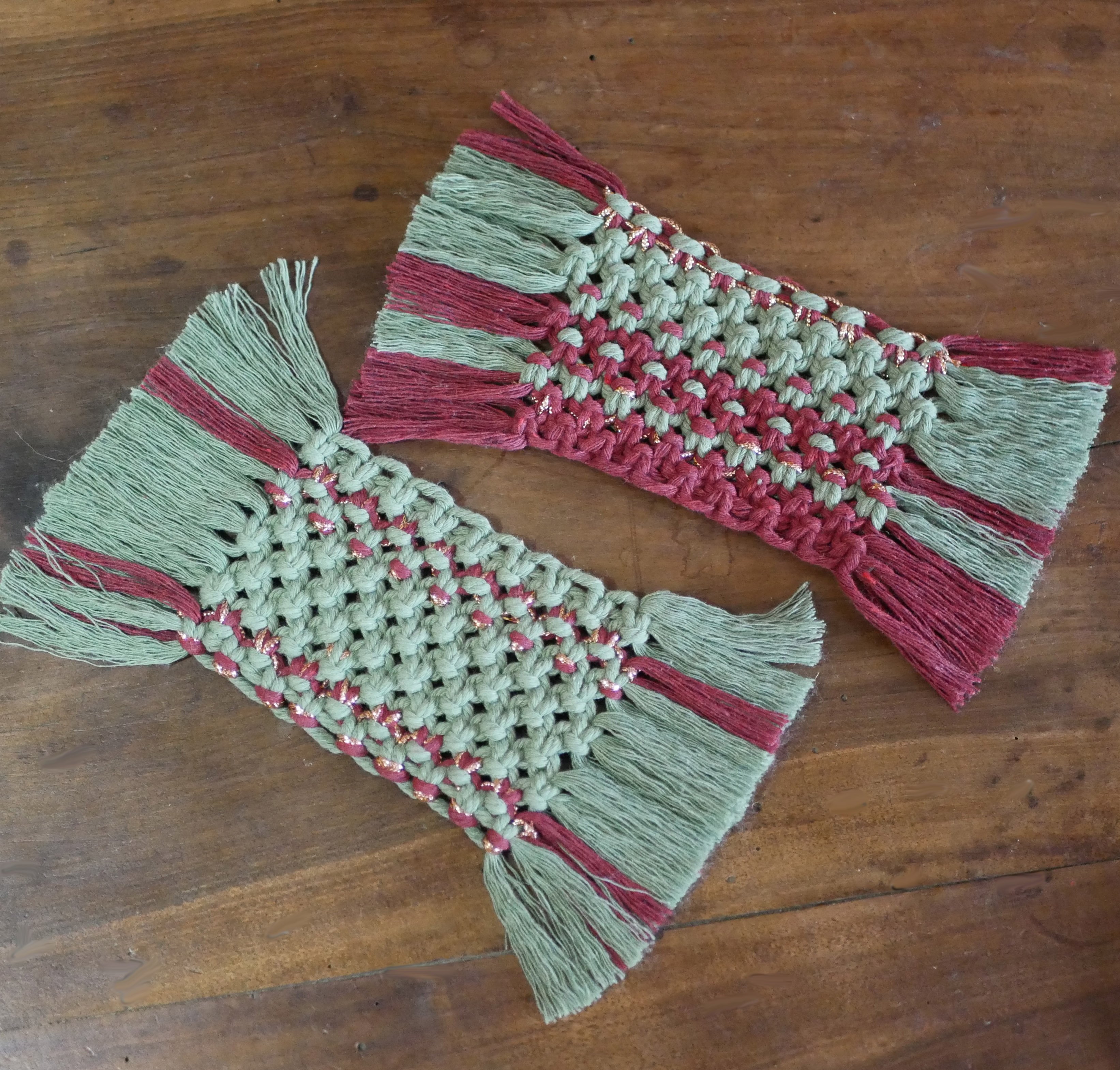 Duo de minis tapis couleurs de Noël en macramé de cotons rouge et vert