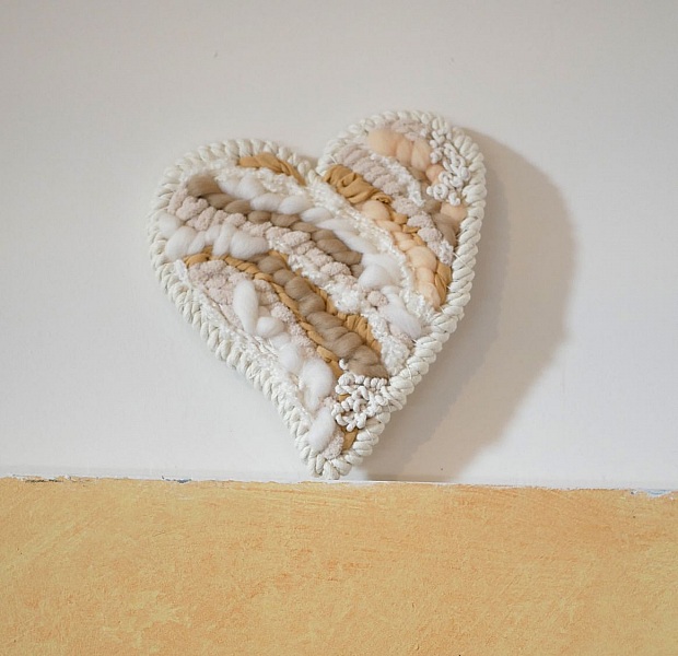 D&eacute;coration coeur en tissage de laines blanches et beiges