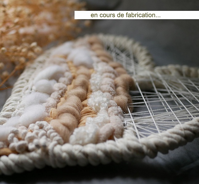 D&eacute;coration coeur en tissage de laines blanches et beiges