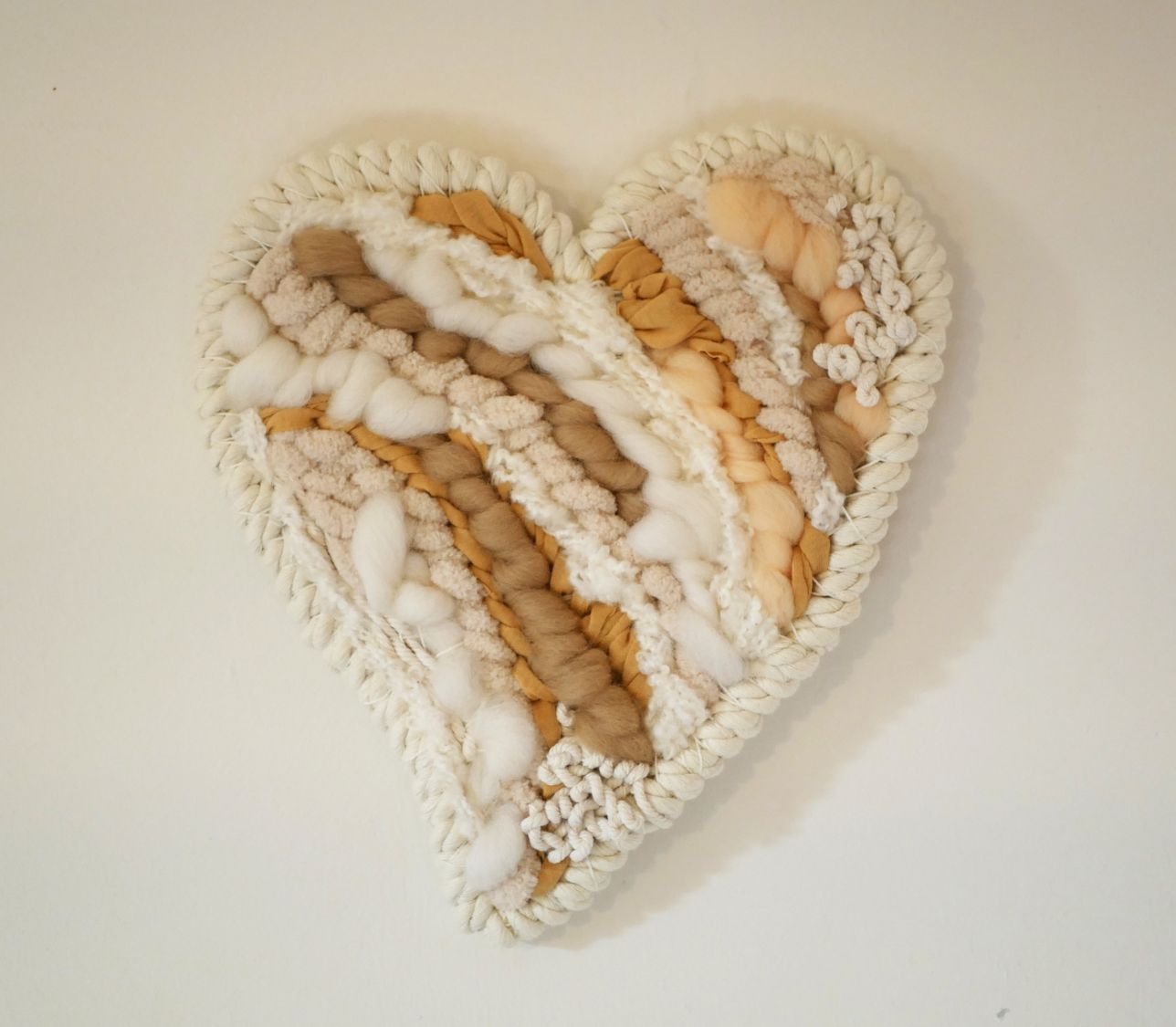 Décoration coeur en tissage de laines blanches et beiges