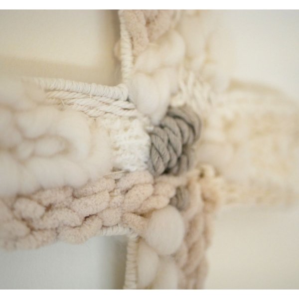 D&eacute;coration croix chr&eacute;tienne au tissage de laines blanches et beiges