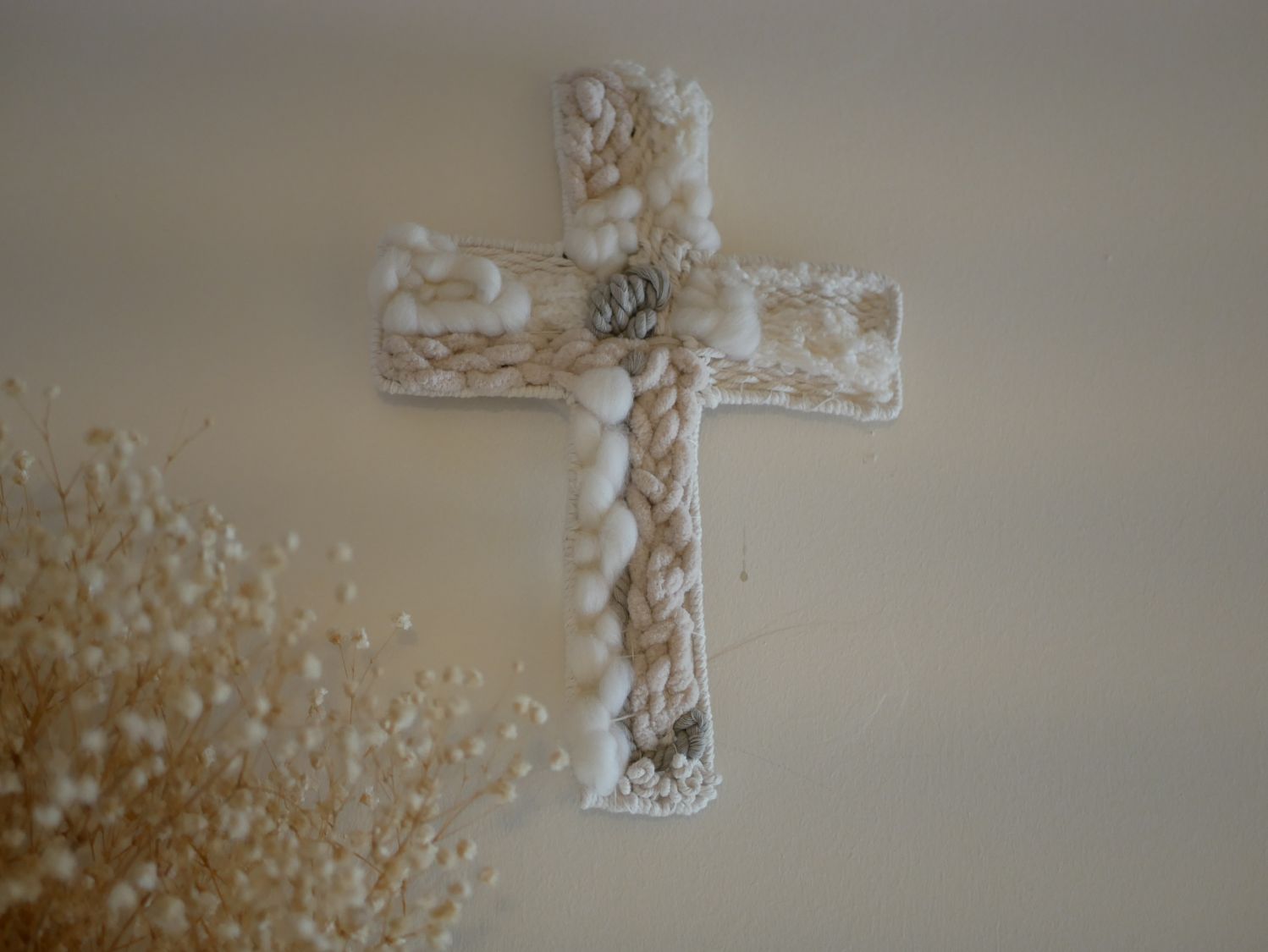 Décoration croix chrétienne au tissage de laines blanches et beiges
