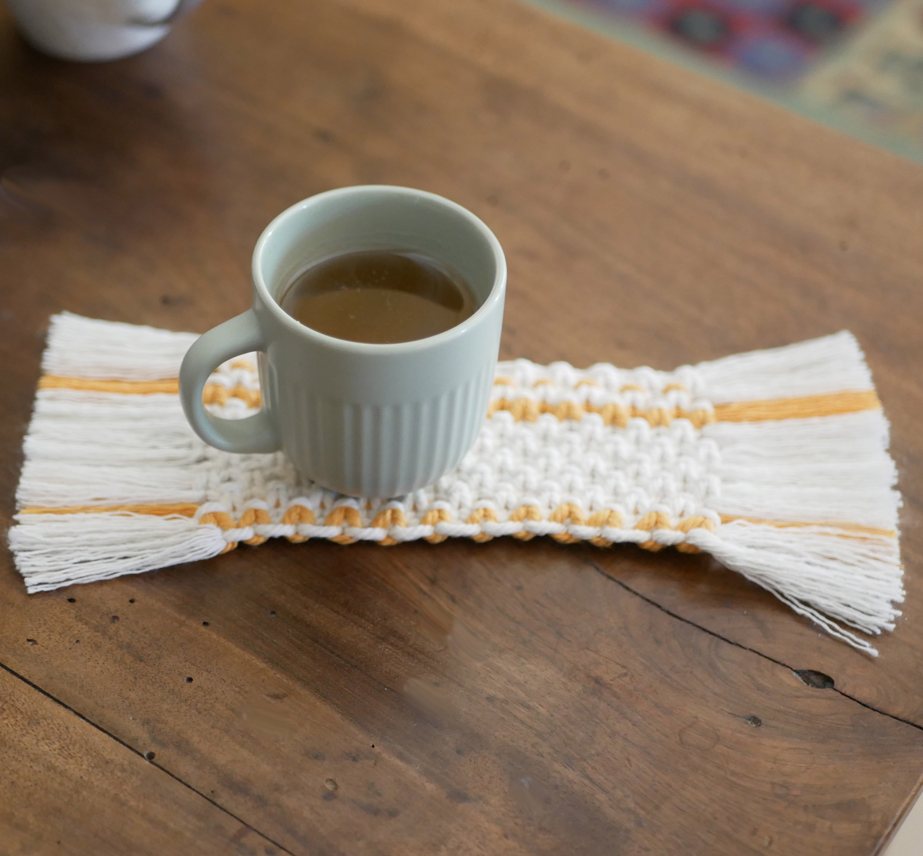 Mini tapis rectangulaire en macramé écru et orange pour dessous de tasse