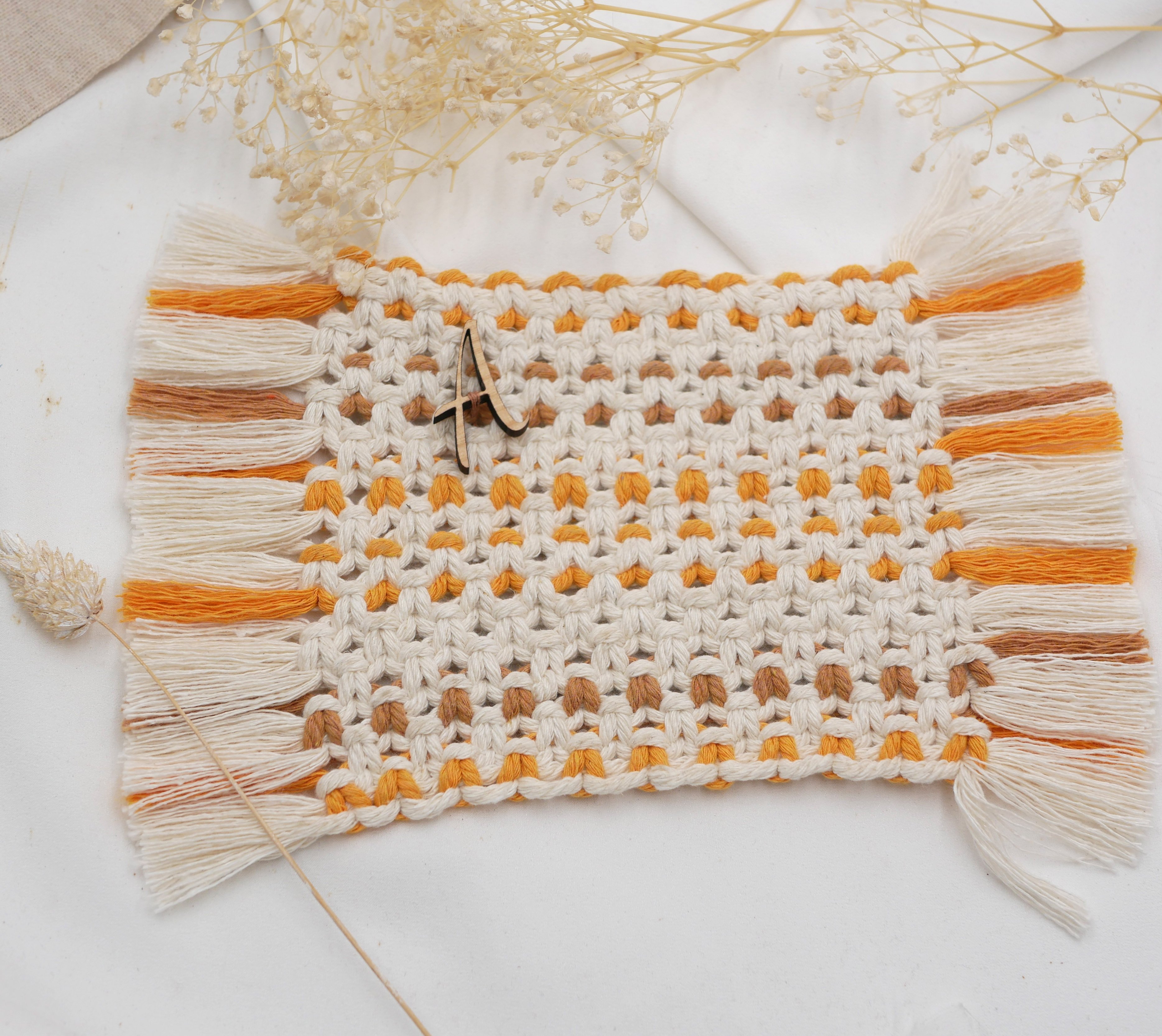 Mini tapis rectangulaire en macram&eacute; &eacute;cru, beige et orange pour grand dessous de mug 