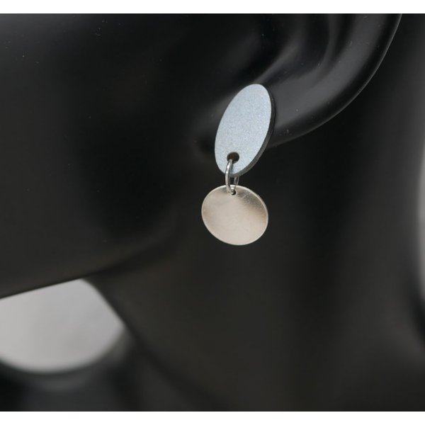 Petites boucles d'oreilles g&eacute;om&eacute;triques en bois bleu gris argent&eacute; 