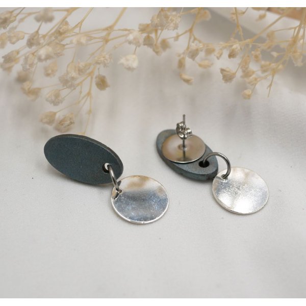 Petites boucles d'oreilles g&eacute;om&eacute;triques en bois bleu gris argent&eacute; 