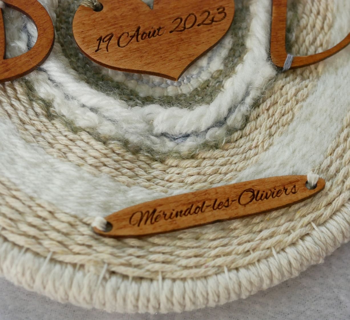 Porte-alliances personnalisé tissé en laine et cordes aux initiales et coeur en bois gravé