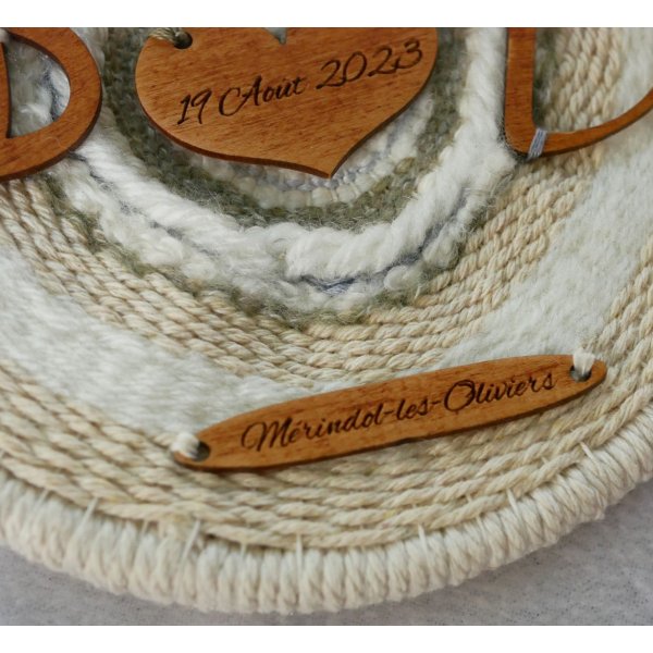 Porte-alliances personnalis&eacute; tiss&eacute; en laine et cordes aux initiales et coeur en bois grav&eacute;