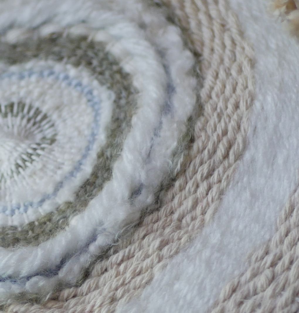 Porte-alliances personnalisé tissé en laine et cordes aux initiales et coeur en bois gravé