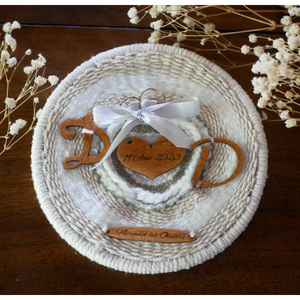 Porte-alliances personnalis&eacute; tiss&eacute; en laine et cordes aux initiales et coeur en bois grav&eacute;