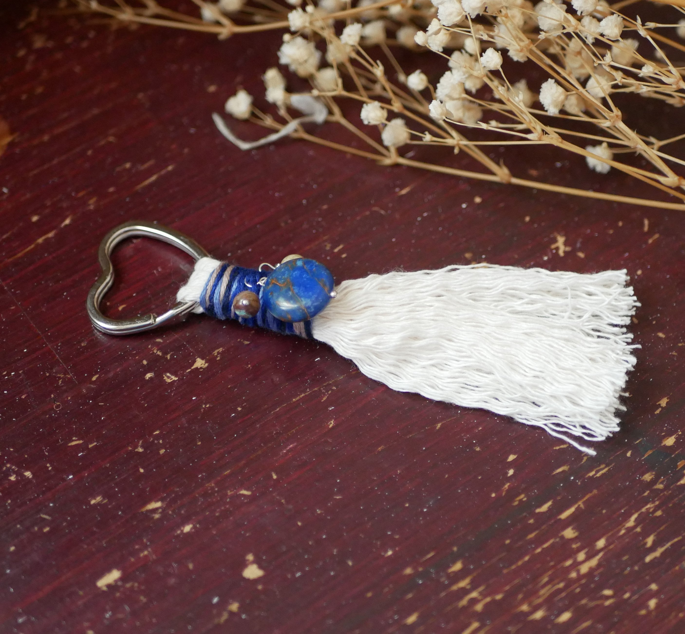 Porte-clés coeur en macramé et pierre de gemme bleue 