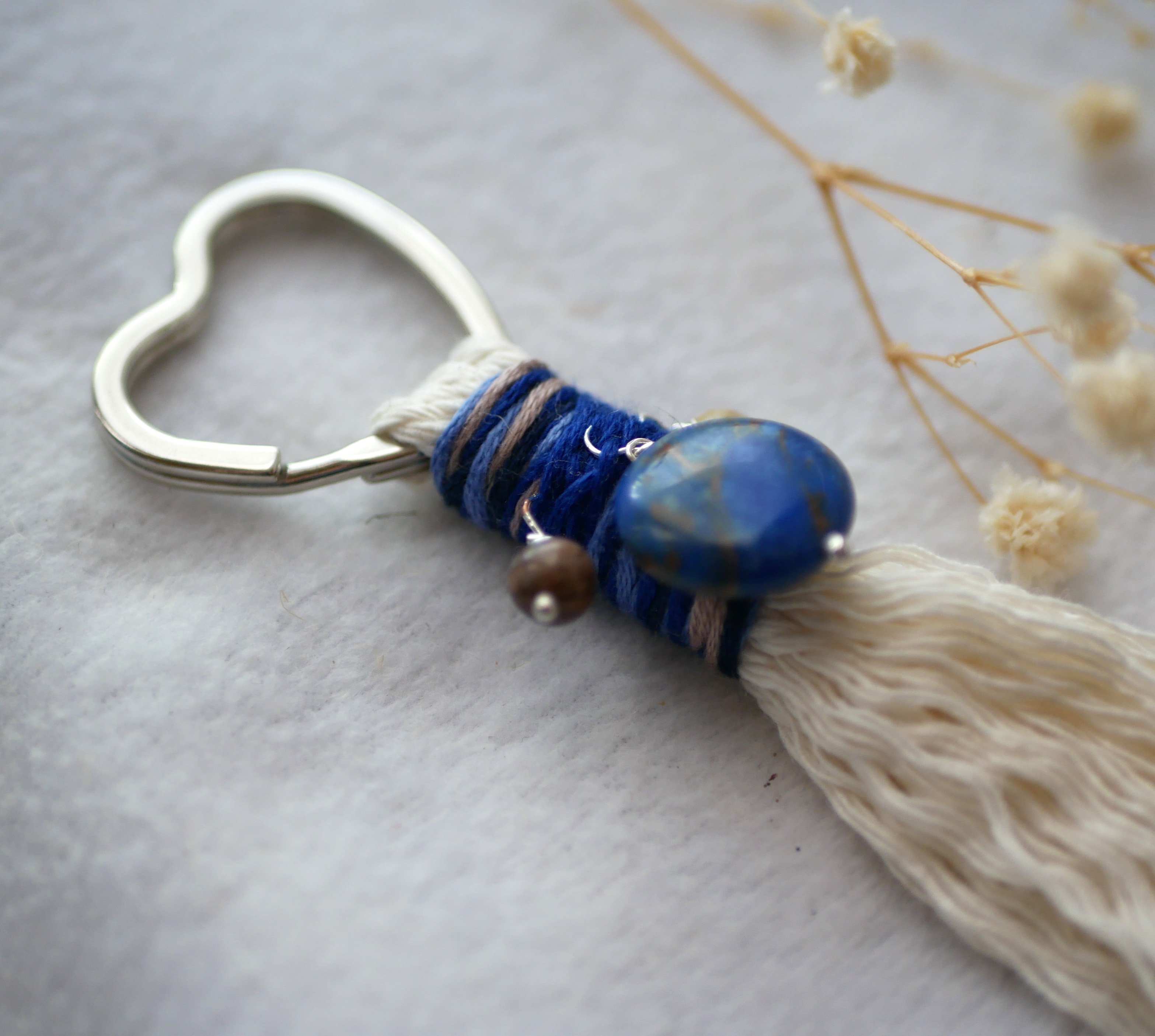Porte-clés coeur en macramé et pierre de gemme bleue 