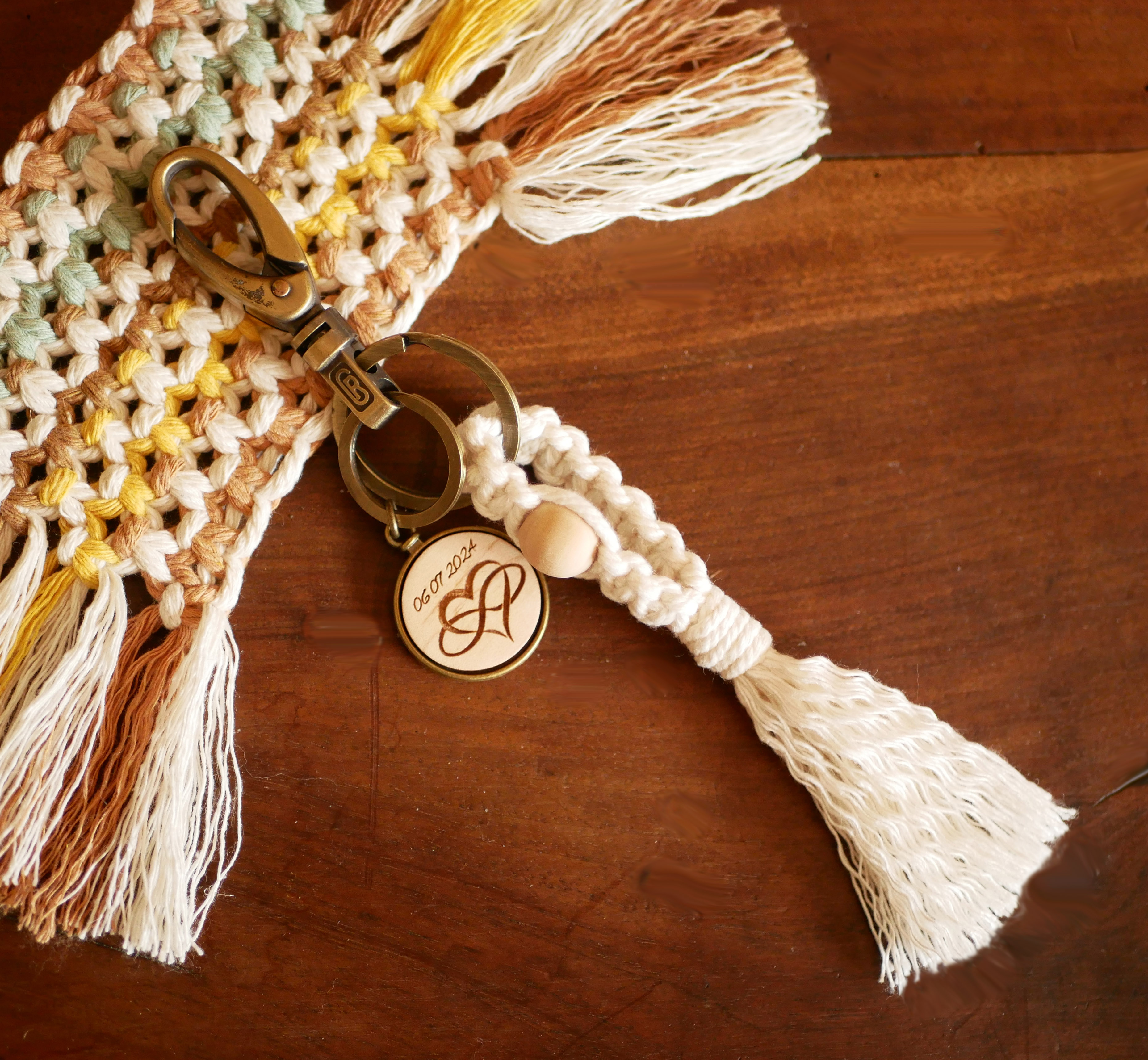 Porte-clés macramé et cabochon en bois gravé personnalisé sur  gros mousqueton laiton vieilli 