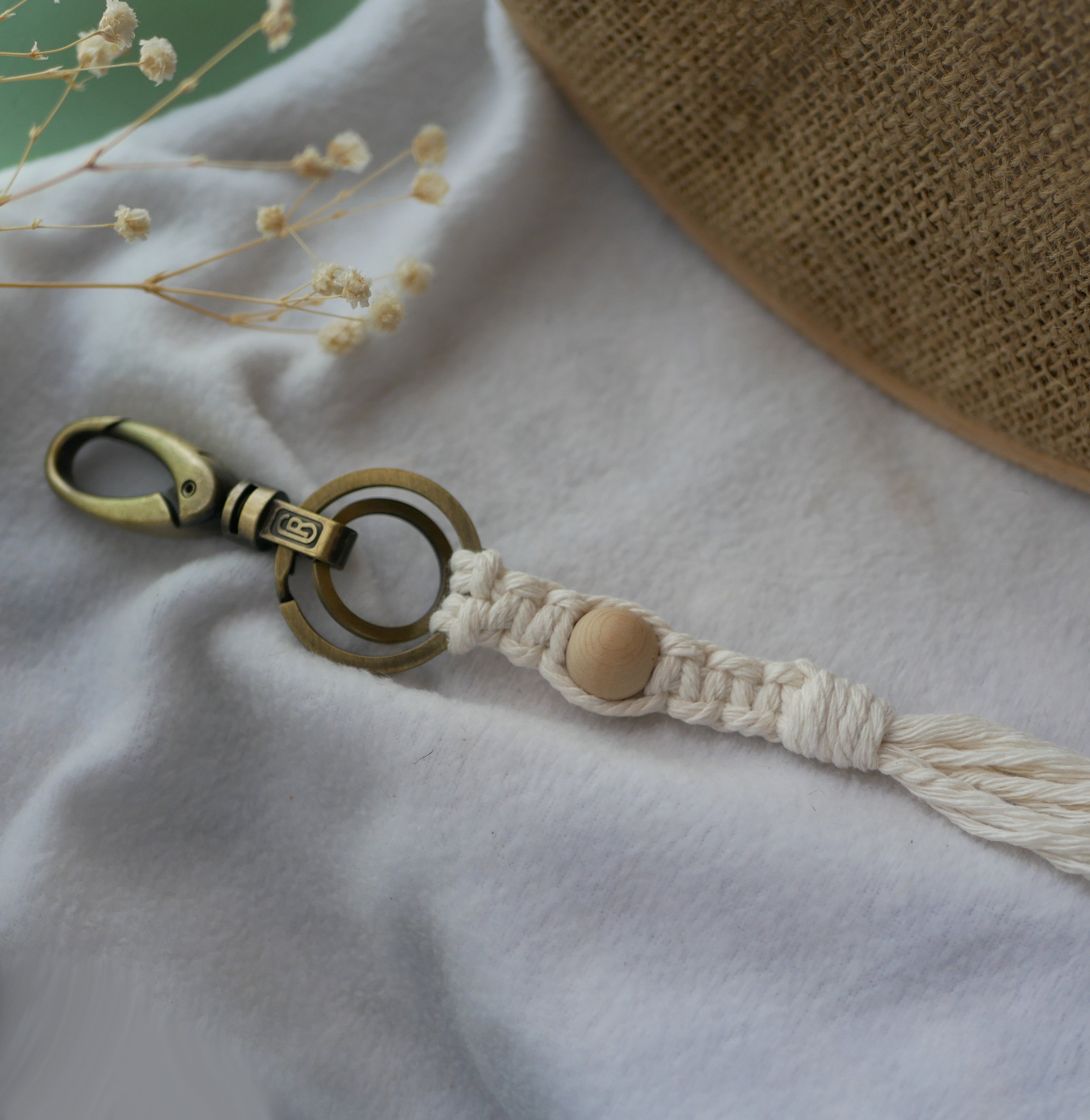 Porte-clés macramé gros mousqueton laiton vieilli perle en bois et corde coton couleur au choix 