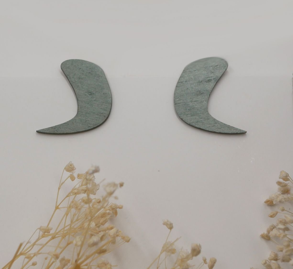 Puces d'oreilles graphiques en bois gris métallisé