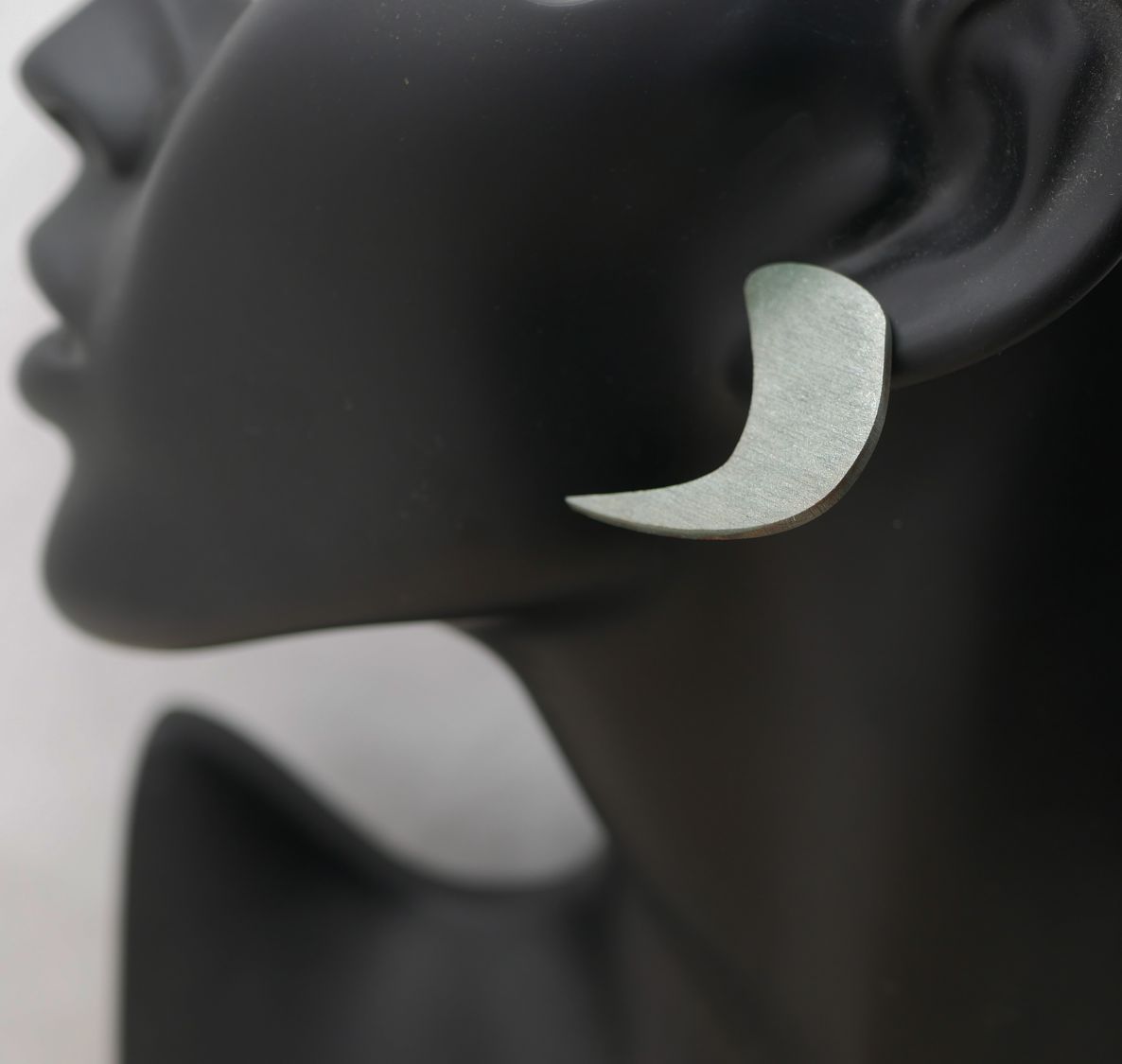 Puces d'oreilles graphiques en bois gris métallisé