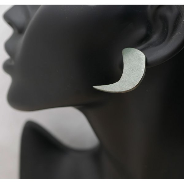 Puces d'oreilles graphiques en bois gris m&eacute;tallis&eacute;