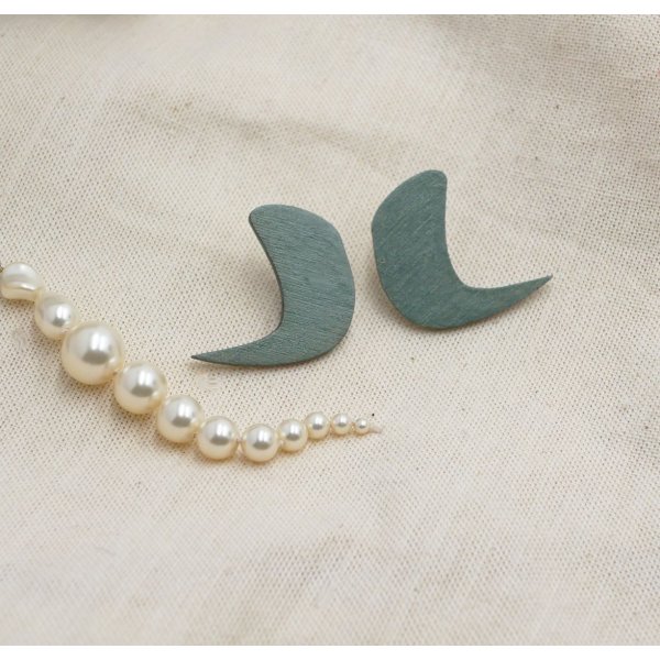 Puces d'oreilles graphiques en bois gris m&eacute;tallis&eacute;