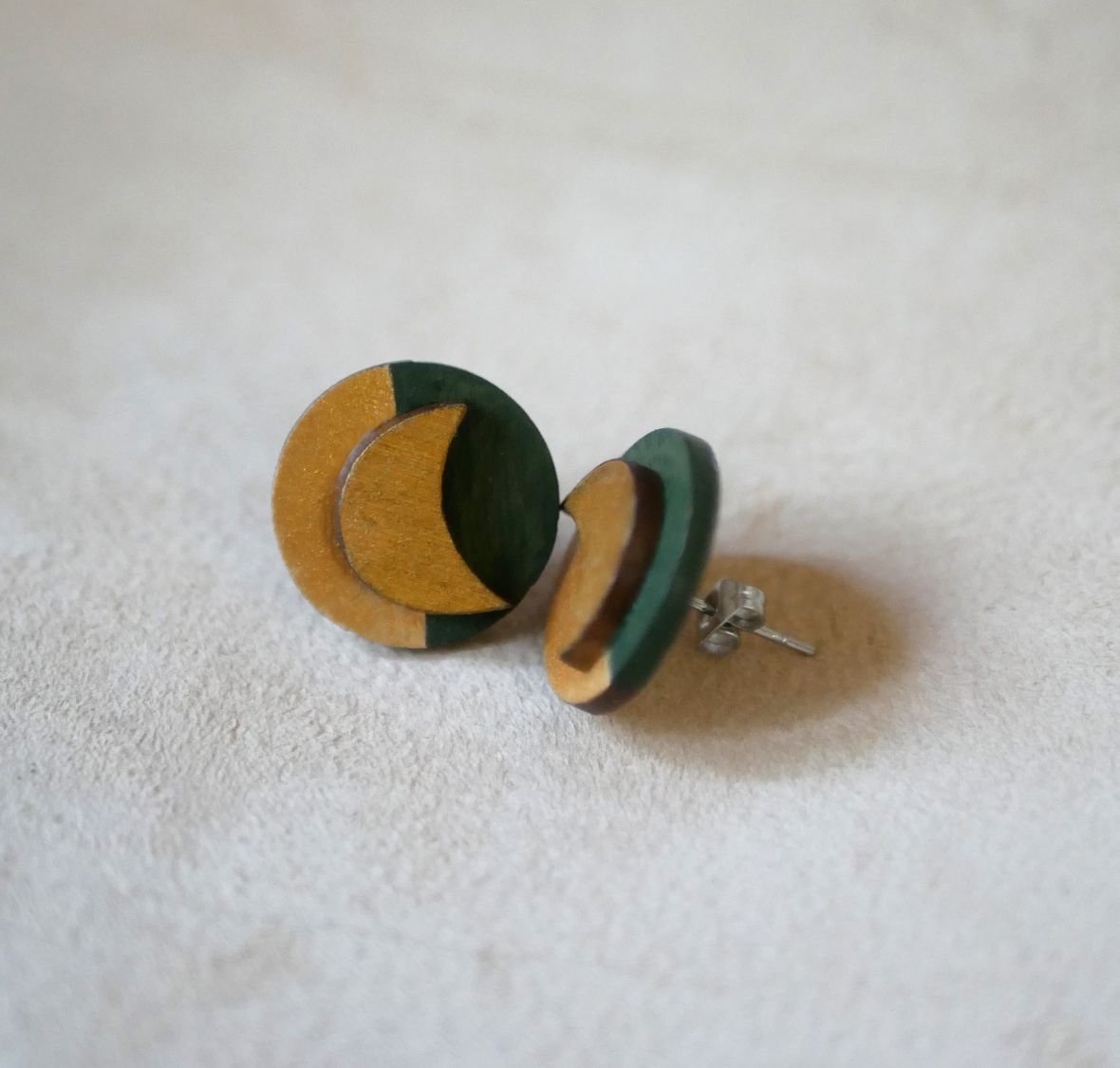 Puces d'oreilles rondes en bois et lunes en vert foncé et doré