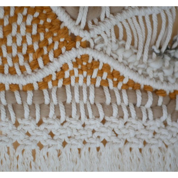 Suspension murale macram&eacute; et tissage laine &eacute;cru et ocre