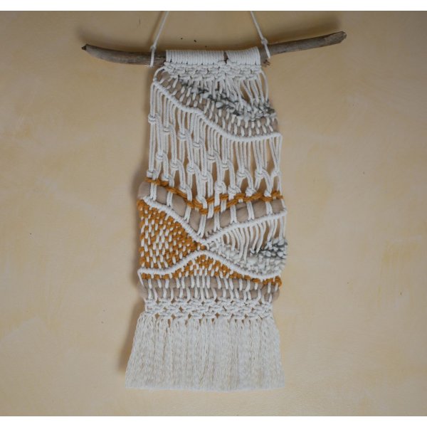 Suspension murale macram&eacute; et tissage laine &eacute;cru et ocre