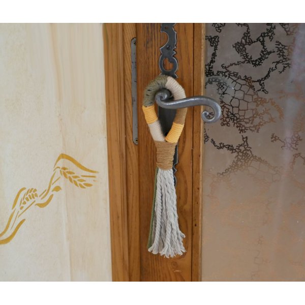 Suspension pompon macram&eacute; pour poign&eacute;e de porte