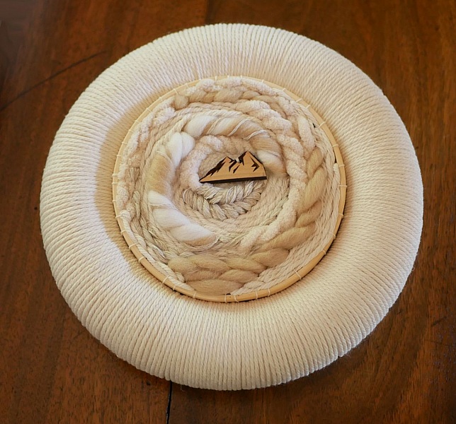 Tissage mural cadre rond en macram&eacute; et d&eacute;cor montagne en laines blanches et beiges