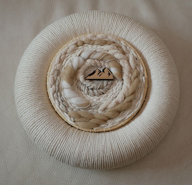 Tissage mural cadre rond en macram&eacute; et d&eacute;cor montagne en laines blanches et beiges
