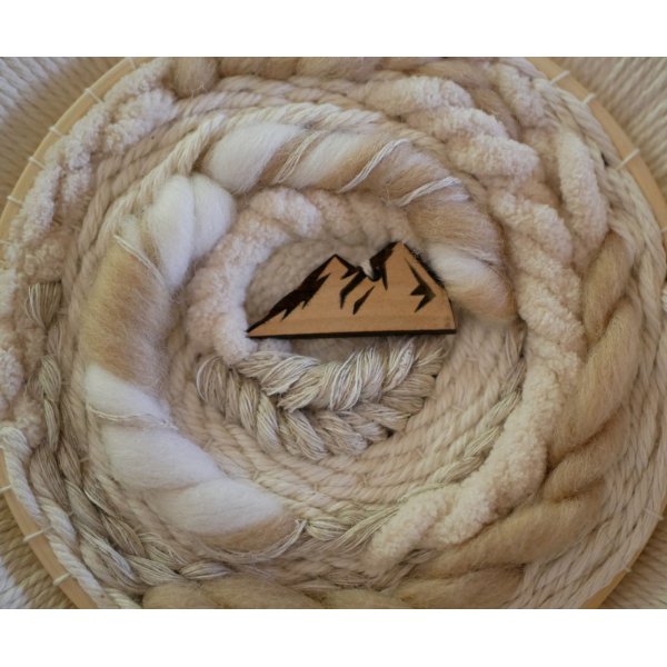 Tissage mural cadre rond en macram&eacute; et d&eacute;cor montagne en laines blanches et beiges