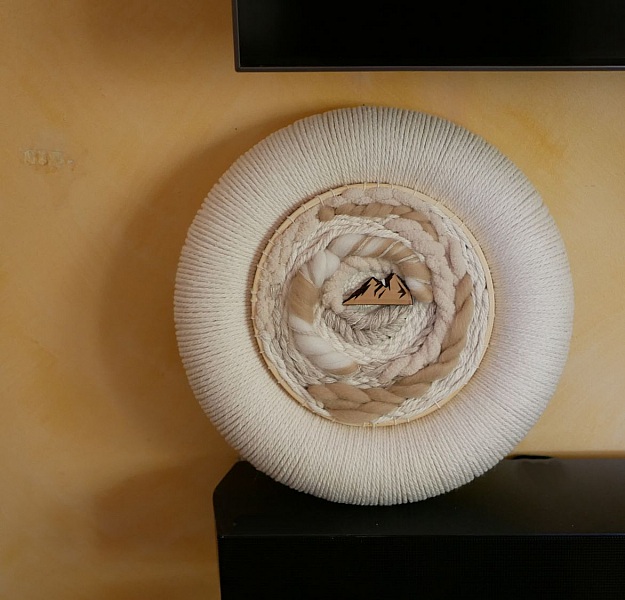 Tissage mural cadre rond en macram&eacute; et d&eacute;cor montagne en laines blanches et beiges