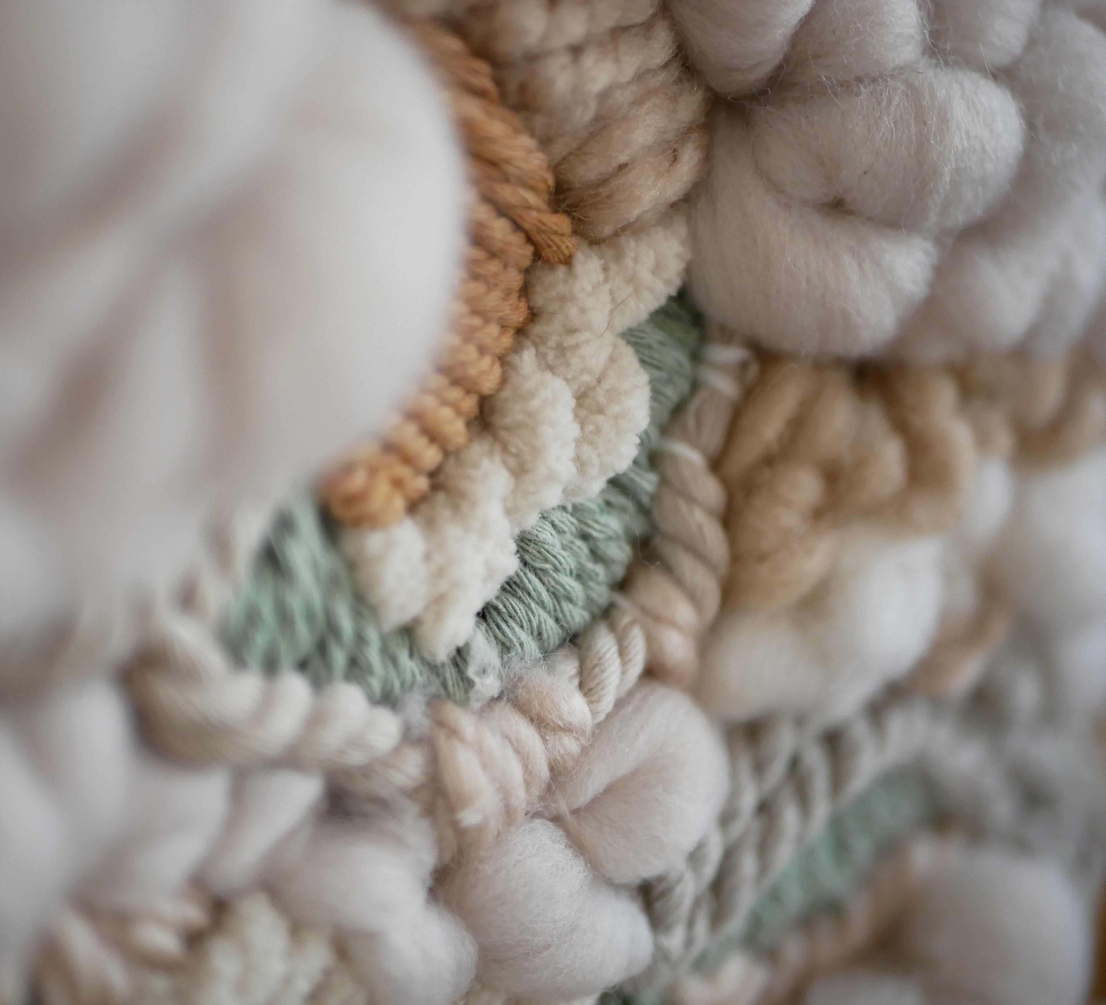 Tissage mural rond de laines et cordes &agrave; macram&eacute; tons blanc beige