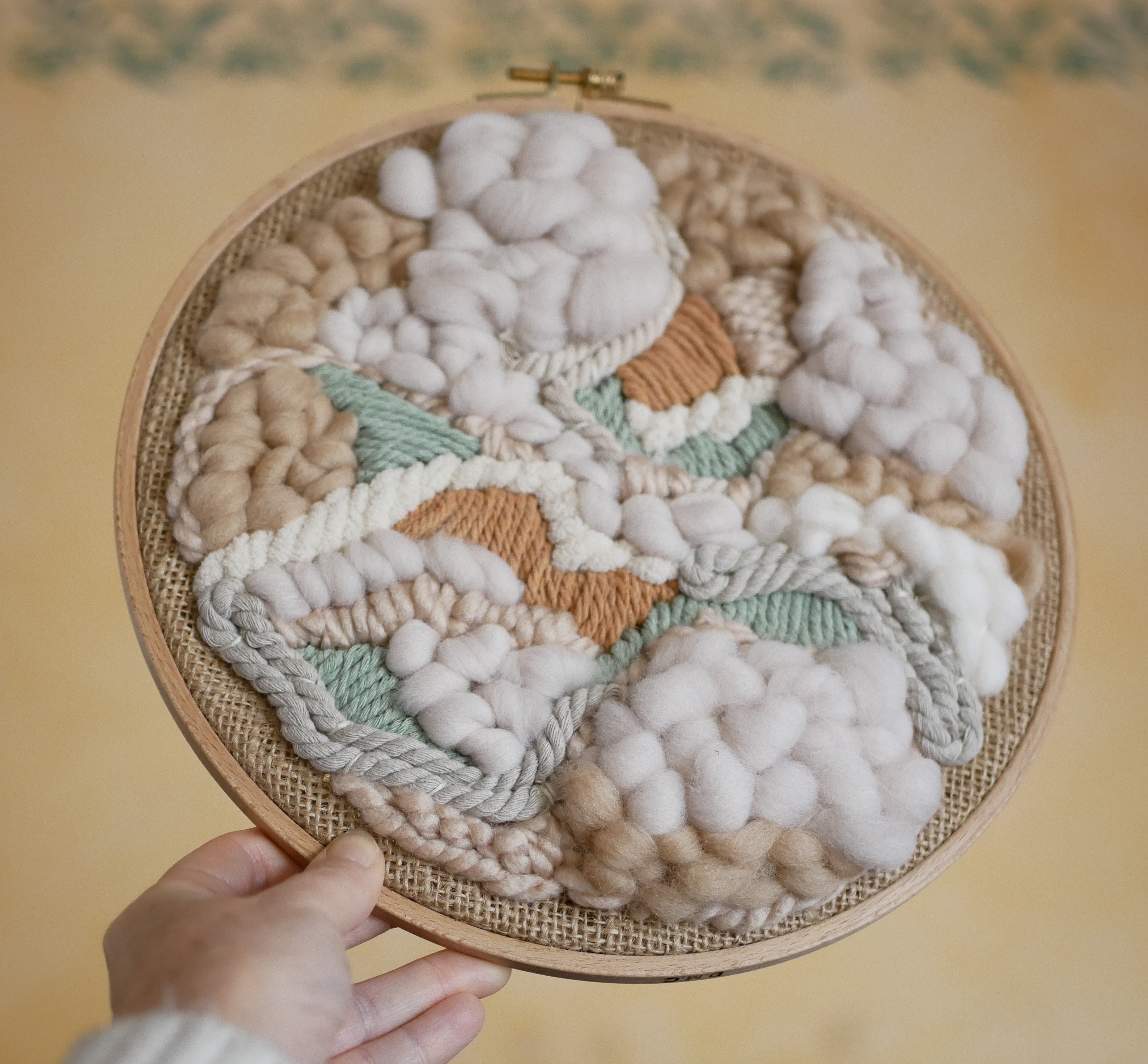 Tissage mural rond de laines et cordes &agrave; macram&eacute; tons blanc beige