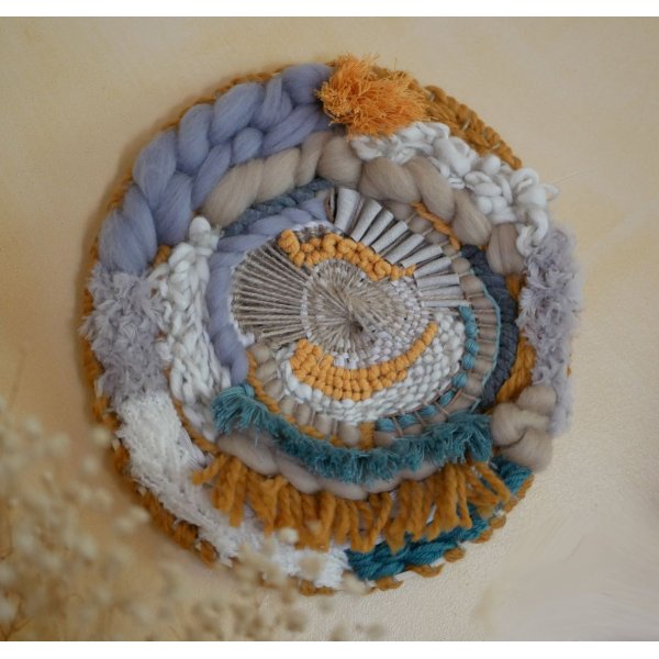 Tissage rond mural contemporain et boh&egrave;me aux pompons fantaisie