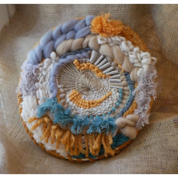 Tissage rond mural contemporain et boh&egrave;me aux pompons fantaisie