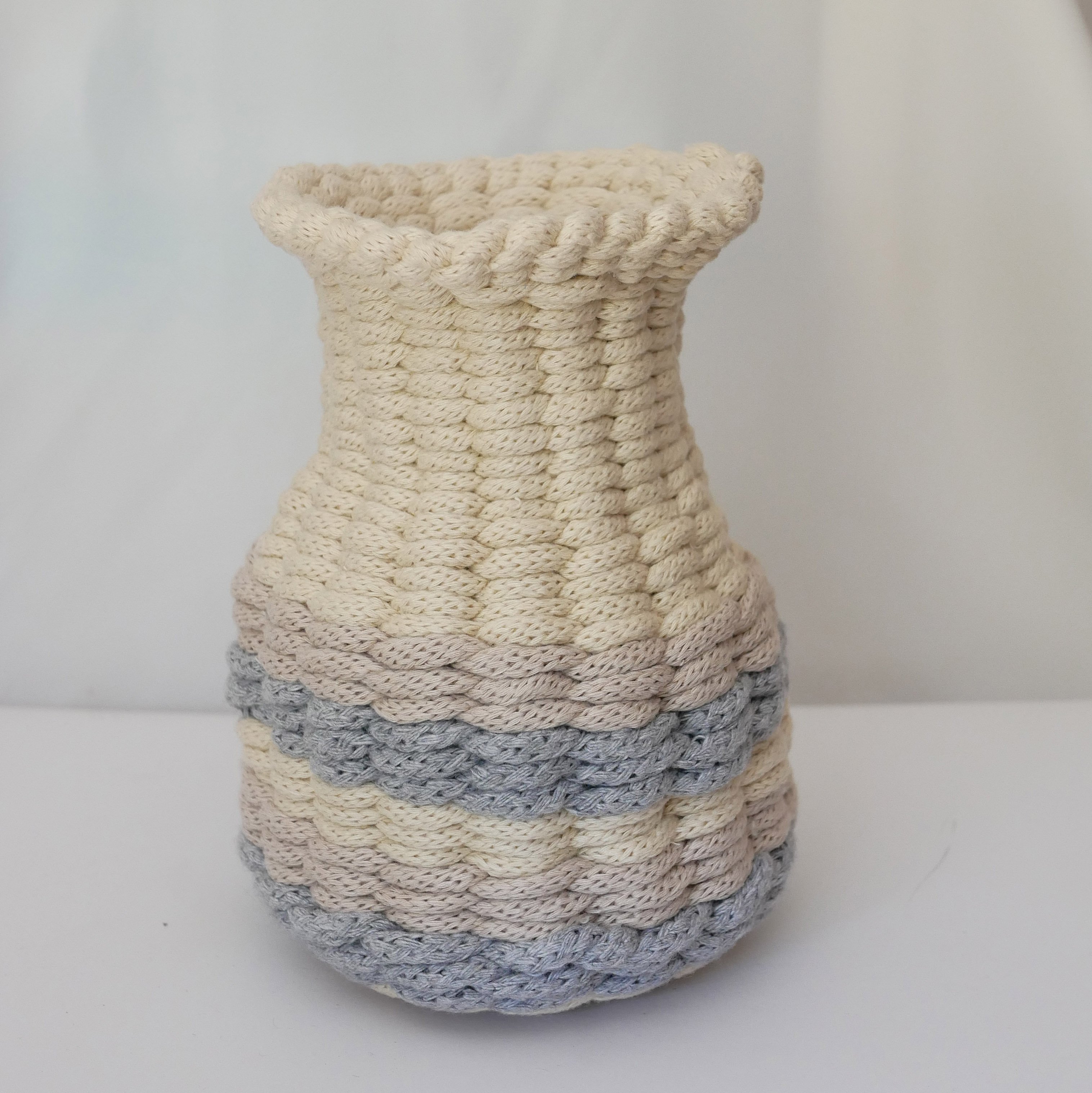 Vase en tissage de coton 3 couleurs ray&eacute;es