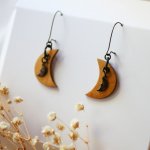 Boucles d'oreilles lunes dorées en bois et charmes en laiton brut
