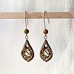 Boucles d'oreilles pendantes en bois et pampilles dor&eacute;es