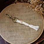 Porte-clés macramé gros mousqueton laiton vieilli perle en bois et corde coton couleur au choix 