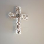 Décoration croix chrétienne au tissage de laines blanches et beiges