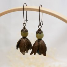 Boucles d'oreilles pendantes larges pétales en laiton naturel et perles gemme 