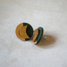Puces d'oreilles rondes en bois et lunes en vert foncé et doré