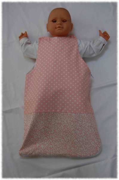 Gigoteuse été bébé en coton rose à pois blanc et ramage rose sur fond crème, intérieur